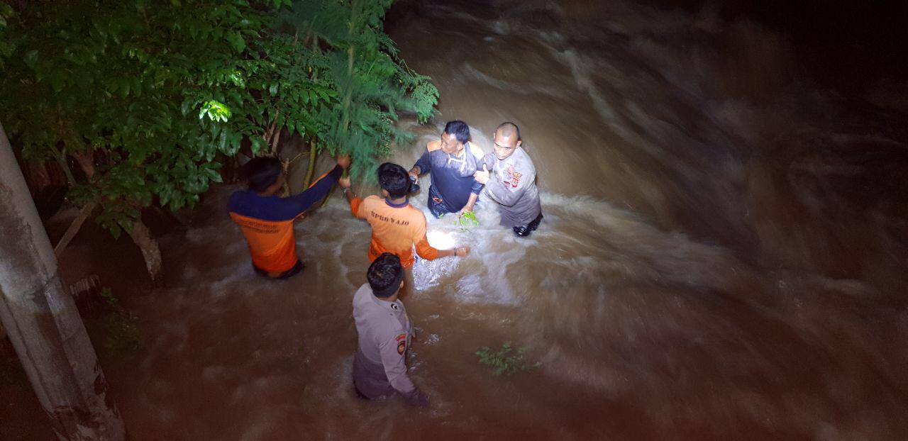 Sabhara Polres Wajo Tanggap Darurat Evakuasi Warga Dilokasi Banjir