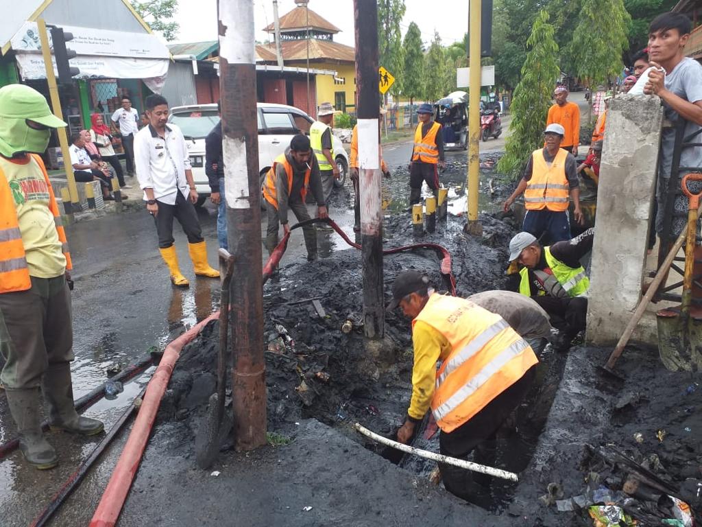 Camat Tempe Turun Ke selokan untuk Sosialisasikan Program Lingkungan Prima