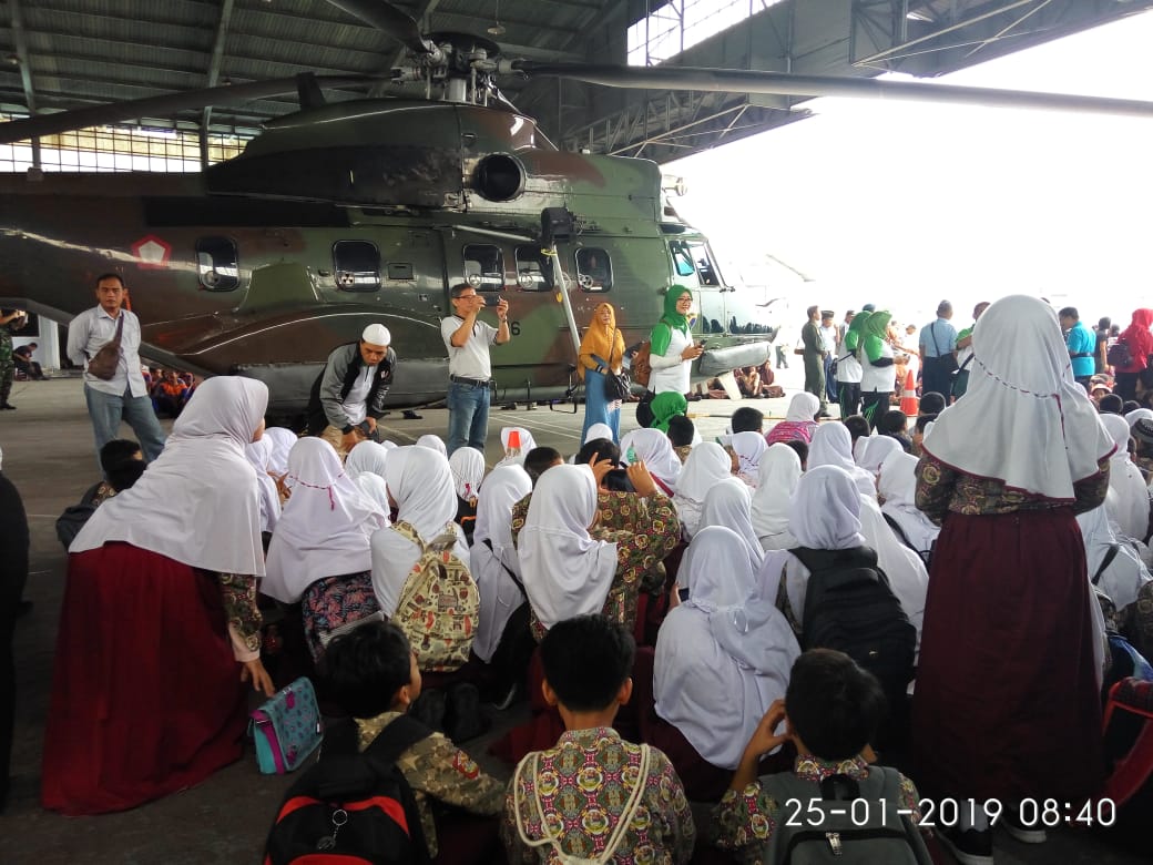 Ribuan Siswa Sekolah di Medan Serbu Hanggar Lanud Soewondo. Kira-kira Ada Apa Yah?!!!