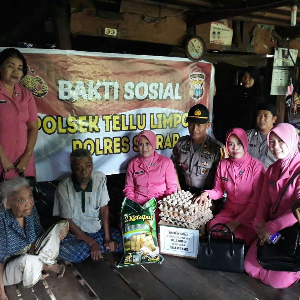 Masya Allah, Polisi Sidrap ini Bantu Janda Tua yang Lumpuh