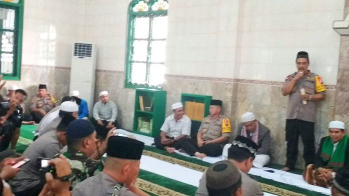 Kapolda Sumut Bagi Sembako dan Safari Jumat di Masjid Jami