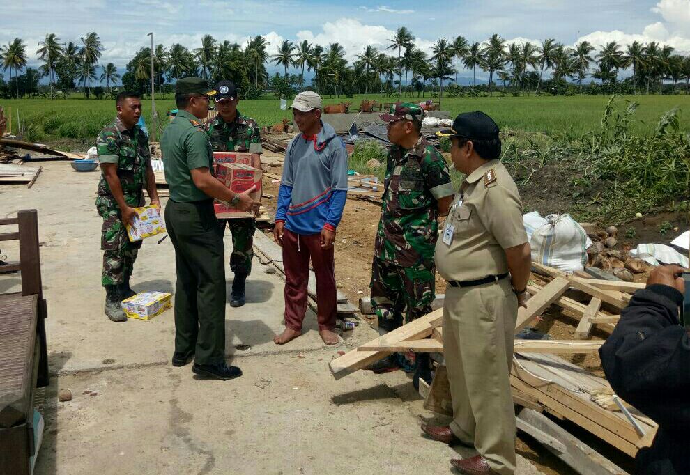 Salut, Dandim 1420 Pimpin Pasukan Bantu Warga Korban Puting Beliung 