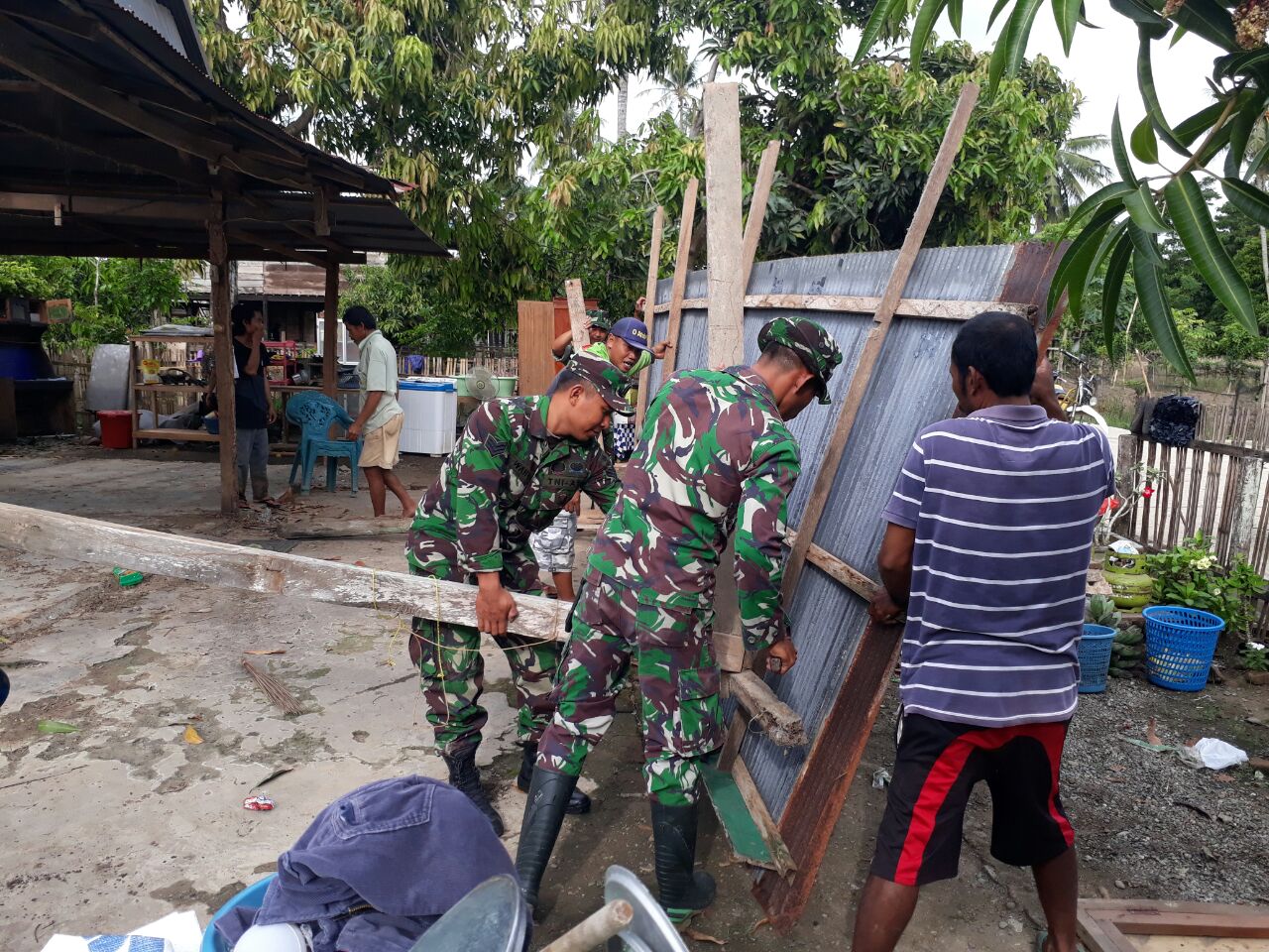 Pasca Bencana Angin Kencang, Babinsa Kodim 1420 Massifkan Bantuan Tenaga Benahi Rumah Korban