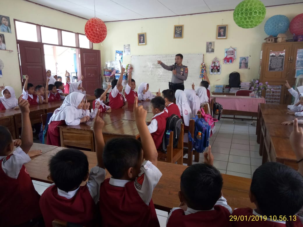 Polisi Sahabat Anak Enrekang Ajari Anak-anak Menjaga Kamtibmas