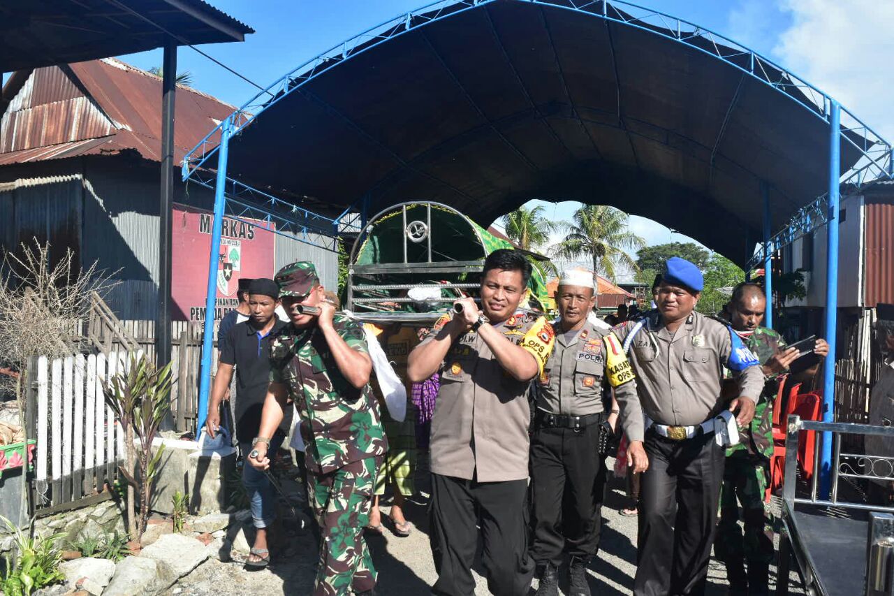 Tertangkap Kamera, Kapolres Sidrap Usung Jenazah Warganya