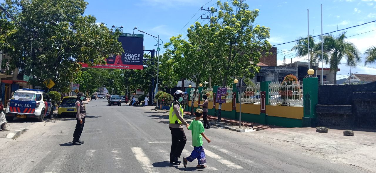 Asiik, Shalat Jumat di Sidrap Dijaga Polwan Cantik