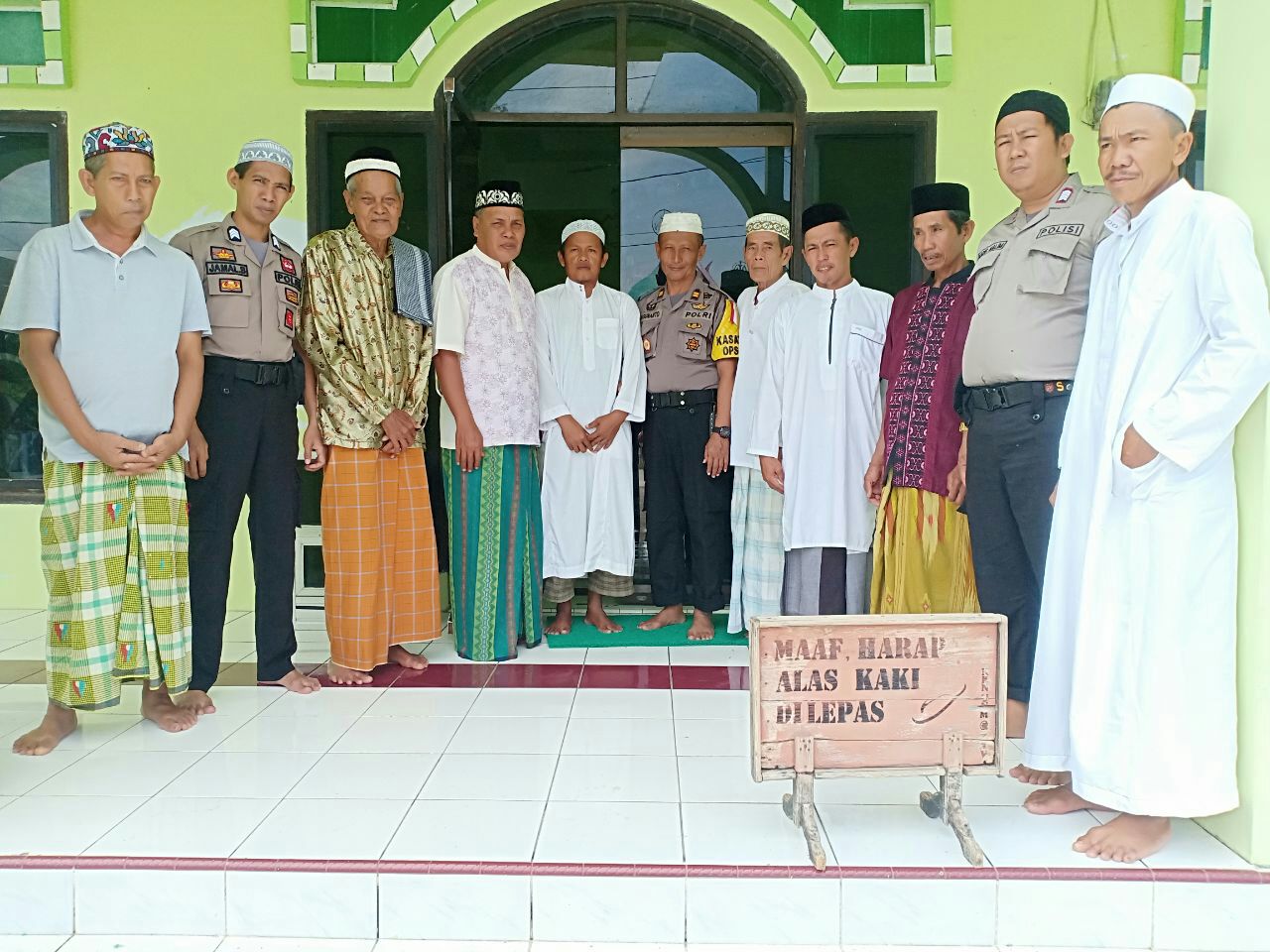 Shalat Jumat Berjamaah, Kapolsek Tellu Limpoe Sidrap Titip Pesan Kamtibmas