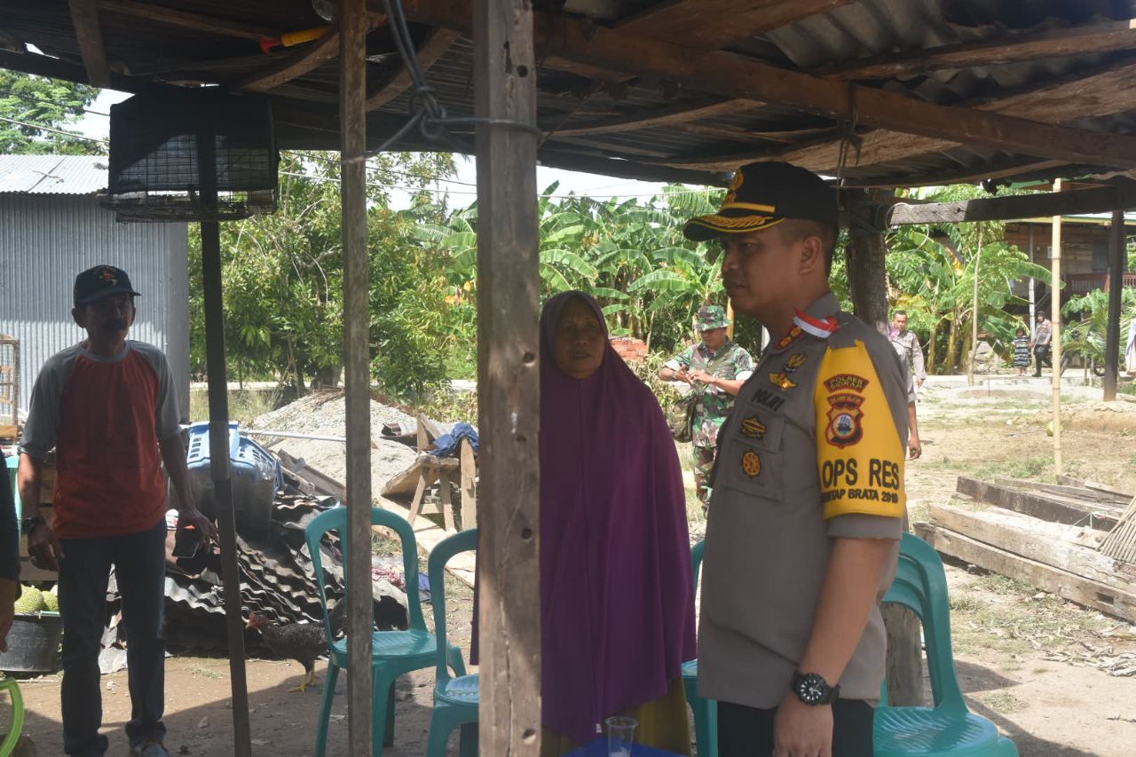 Kunjungi Korban Puting Beliung Sidrap, Warga: Terima Kasih Pak Kapolres