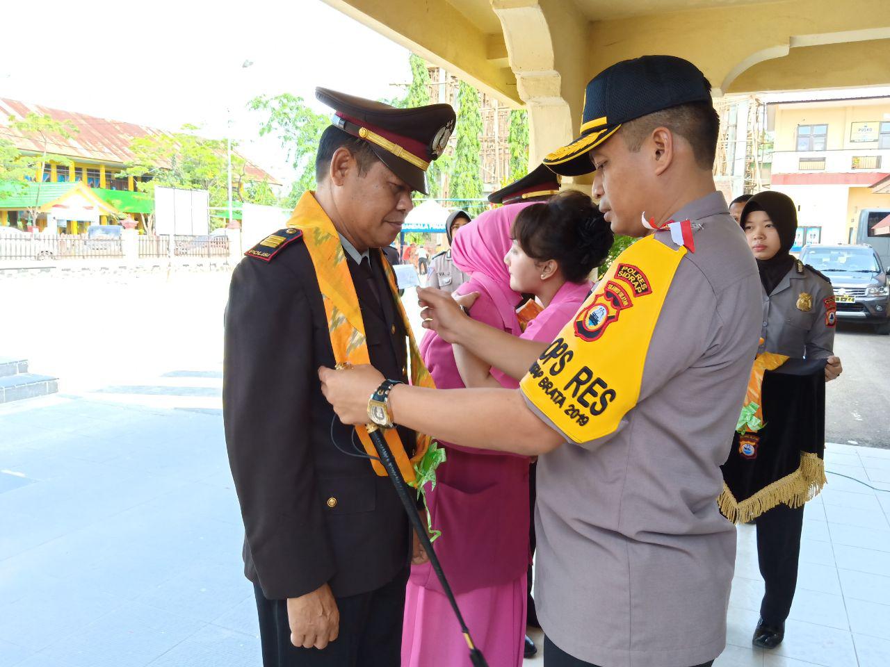 Suasana Haru Iringi Upacara Wisuda Purna Bakti Personil Polres Sidrap