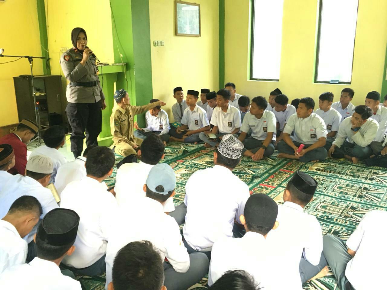 Sambangi Sekolah, Satbinmas Polres Sidrap Titip Pesan Kamtibmas