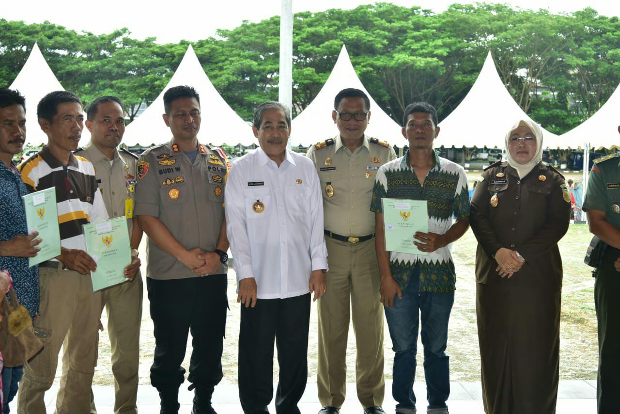 FOTO: Kapolres Sidrap Hadiri Penyerahan Sertifikat Tanah di Kantor SKPD