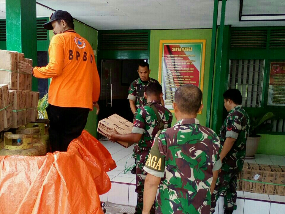 Kodim 1420 bersama dengan Pemkab Sidrap dan BPBD salurkan Kompor dan Tabung Gas pada Korban bencana di Jeneponto