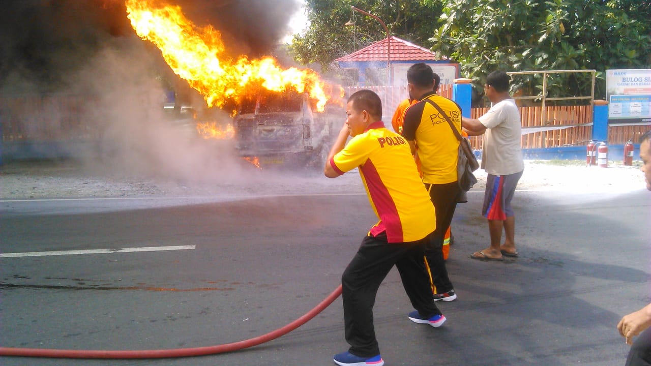 Viral, Aksi Heroik Kapolsek Dua Pitue Sidrap Padamkan Kebakaran Mobil Warga