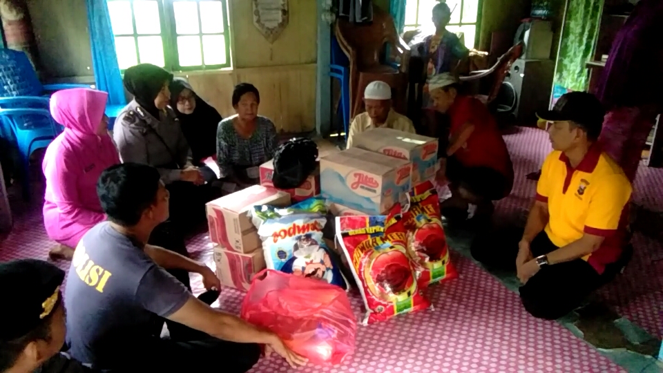 Kapolsek Mandalle Bersama Personil Polres Pangkep Salurkan Bantuan Korban Kebakaran