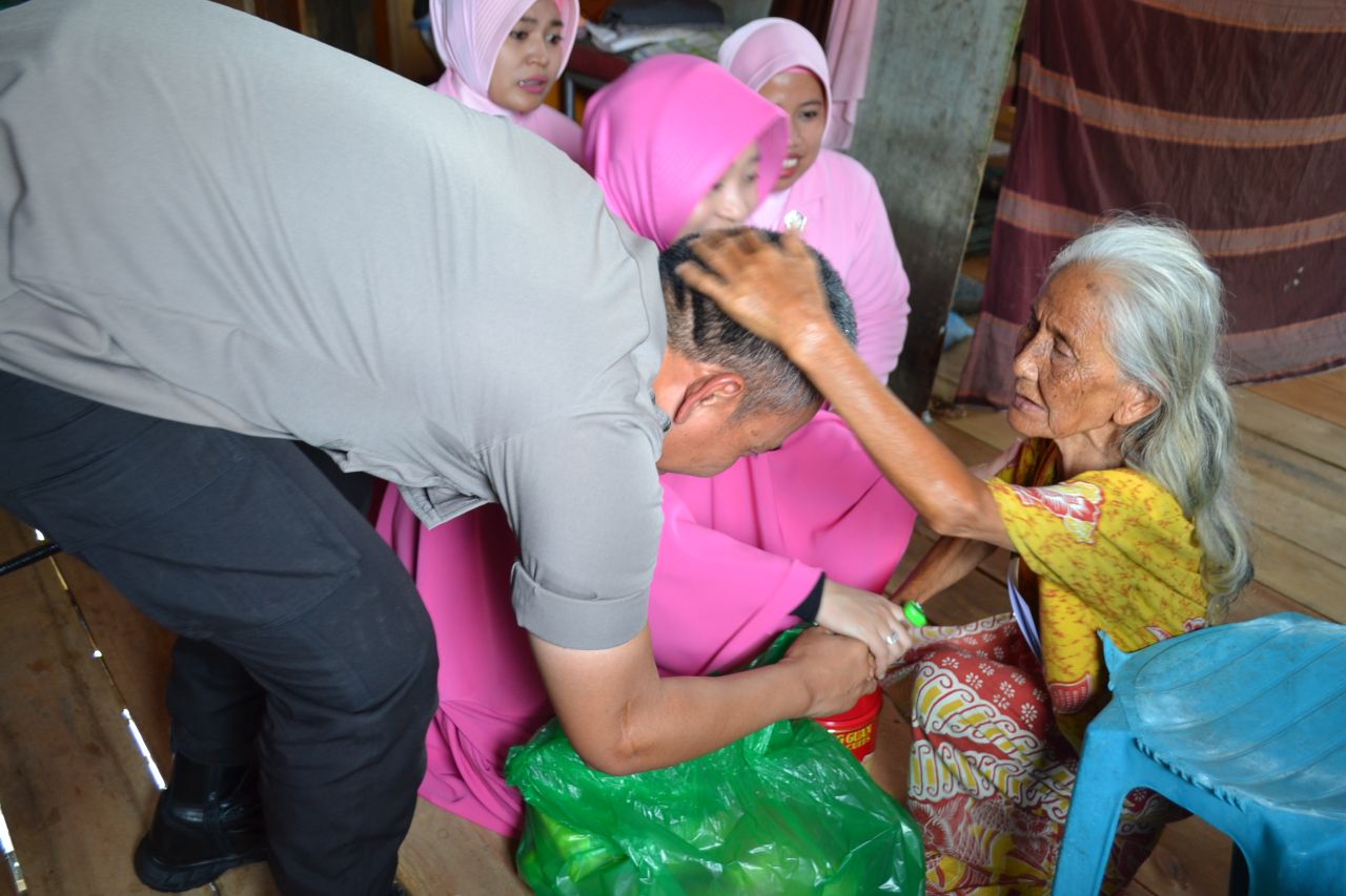 Begini Cara Kapolres Palopo Sambangi Kaum Dhuafa