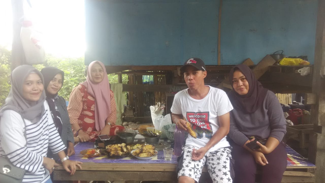 Bersama Tim Sukses, Andi Nurmiati Bersantai Makan Jagung Bakar