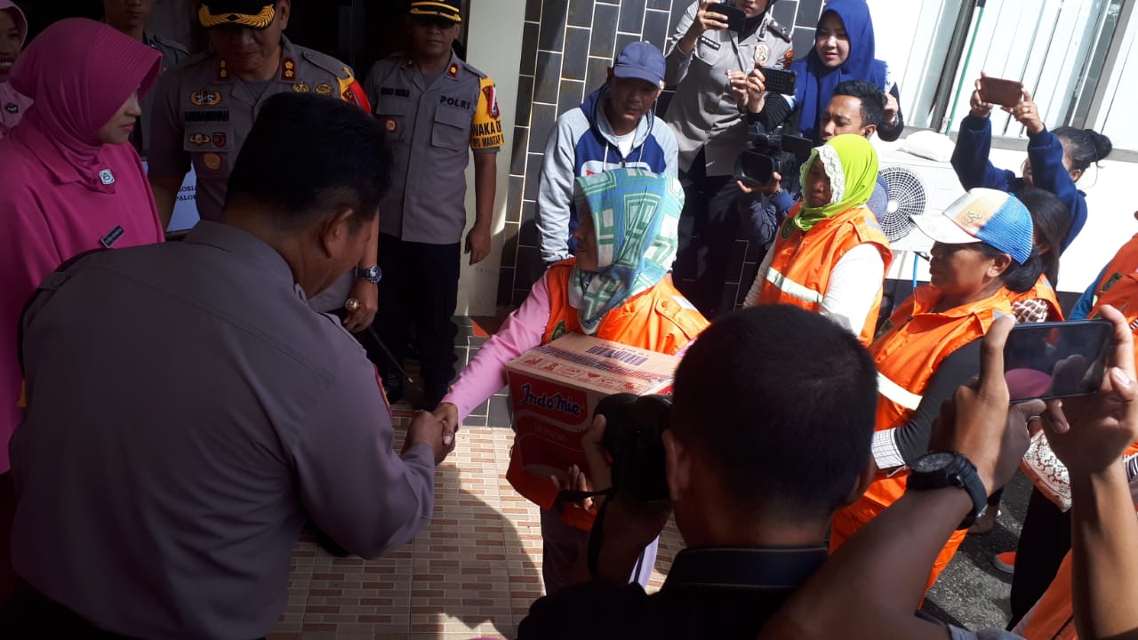 Aksi Sosial Rp1000 Rupiah Polres Palopo Disalurkan pada Kaum Dhuafa 