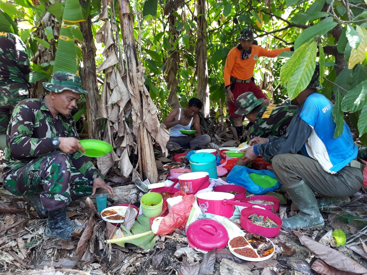 Kekompakan Dilokasi TMMD. Begini Kebersamaan Prajurit Satgas TMMD Bone