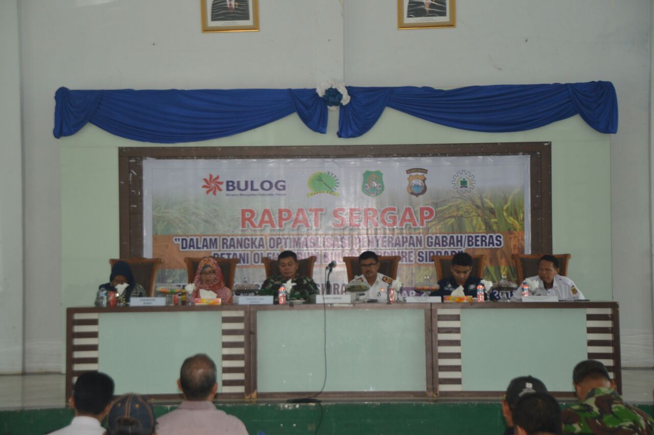 Tim Satuan Tugas (Satgas) Pangan dari Pemda, TNI/Polri, Bulog duduk bersama dengan mitra kerja dan kelompok tani di Aula SKPD Sidrap, Kamis, (21/02/2019).