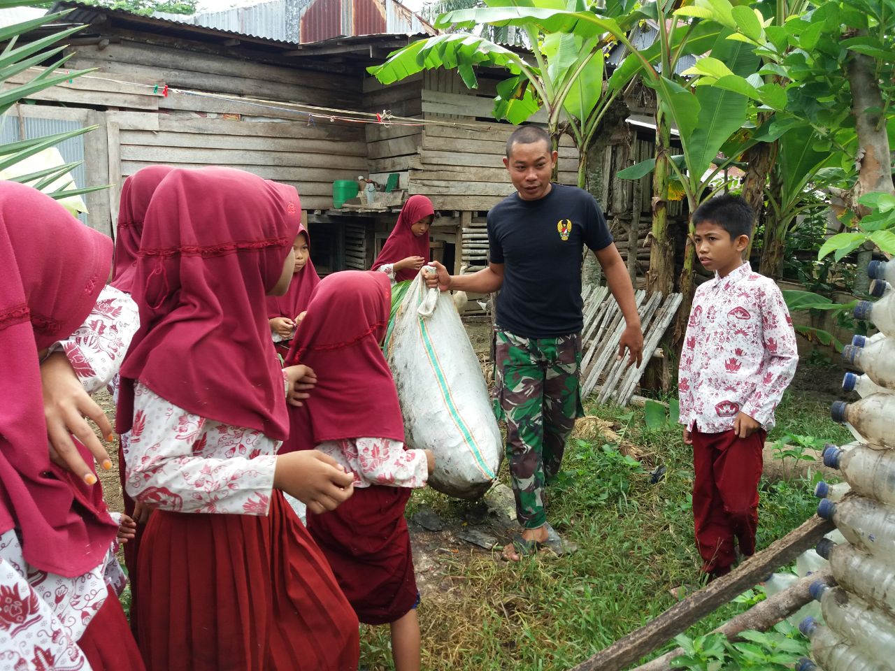 Satgas TMMD 104 Makodim Bone Jalin Komunikasi dengan Murid SD