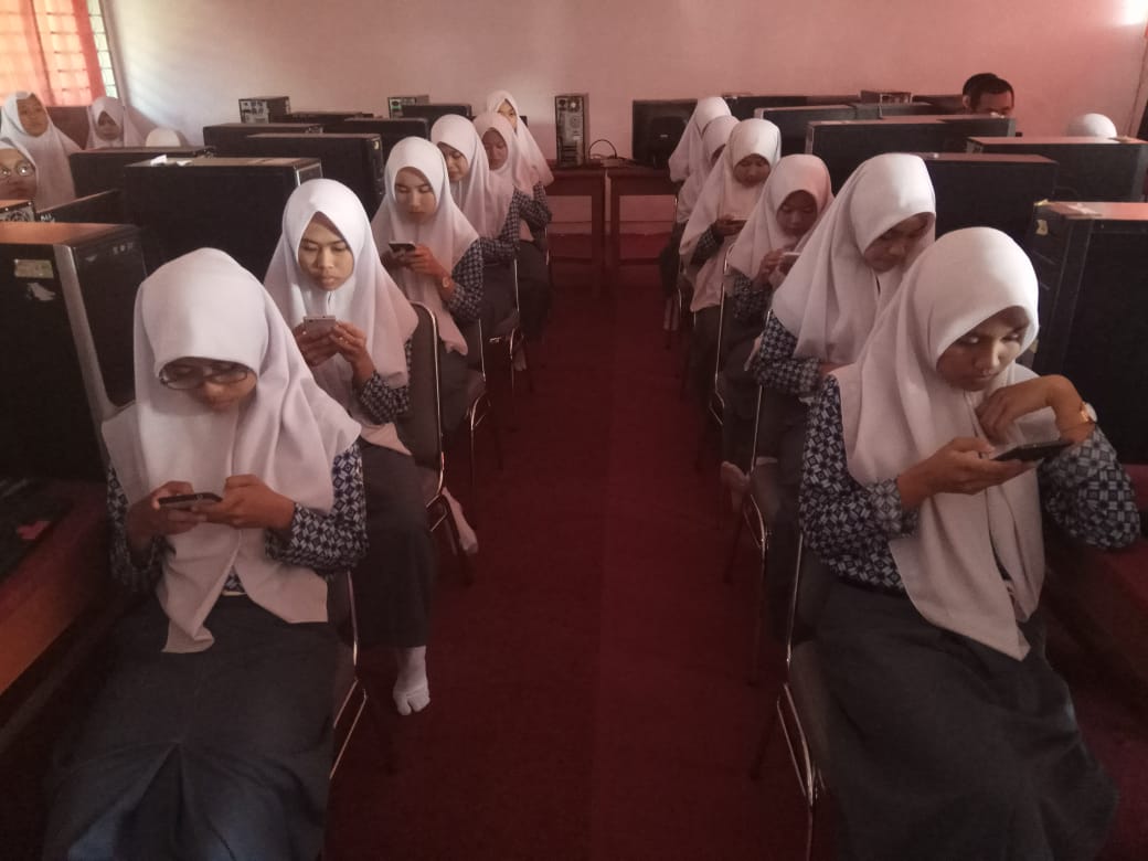 Siswa SMA 1 Soppeng Senang Ujian Pakai Smartphone Berbasis Android