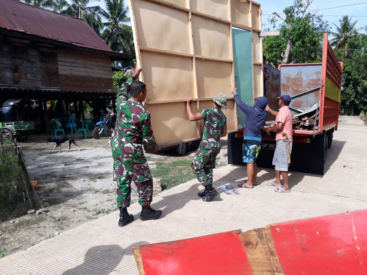 Peduli kesulitan sekitar, para Babinsa Kodim 1420 Sidrap bantu pindahkan rumah warga