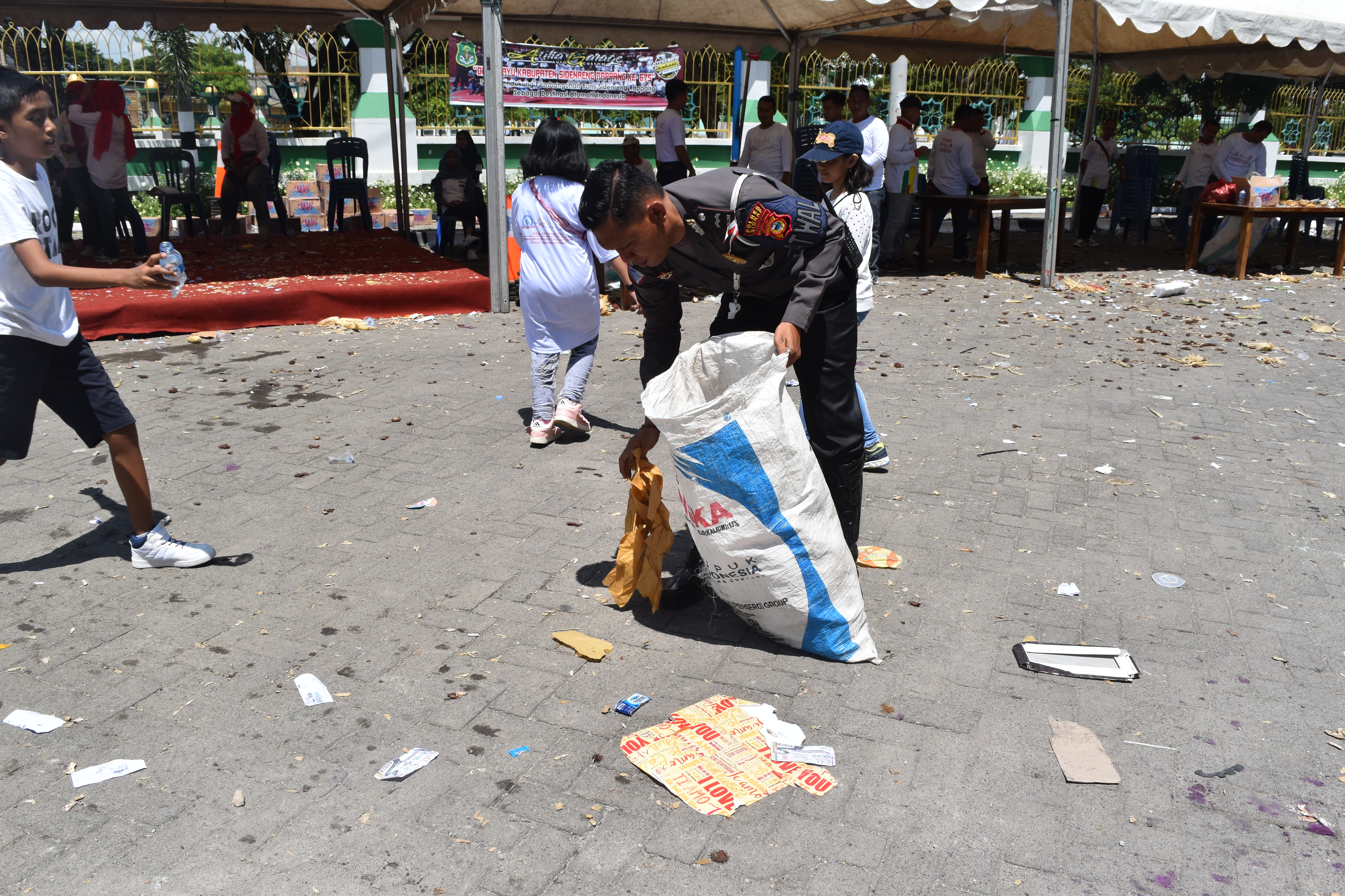 Terciduk, Polisi ini Jadi “Pemulung” Usai MRSF di Sidrap