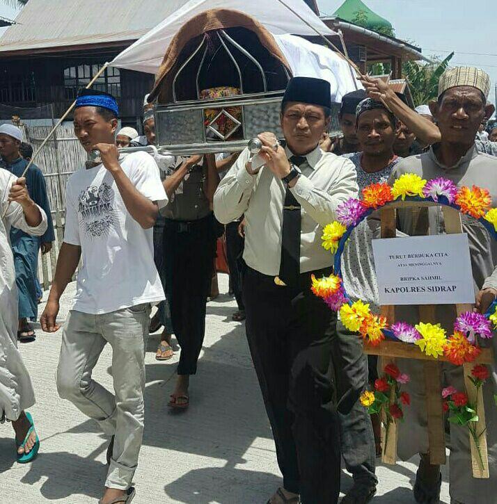 Terciduk Kamera, Kapolres Sidrap Gotong Jenazah Personilnya