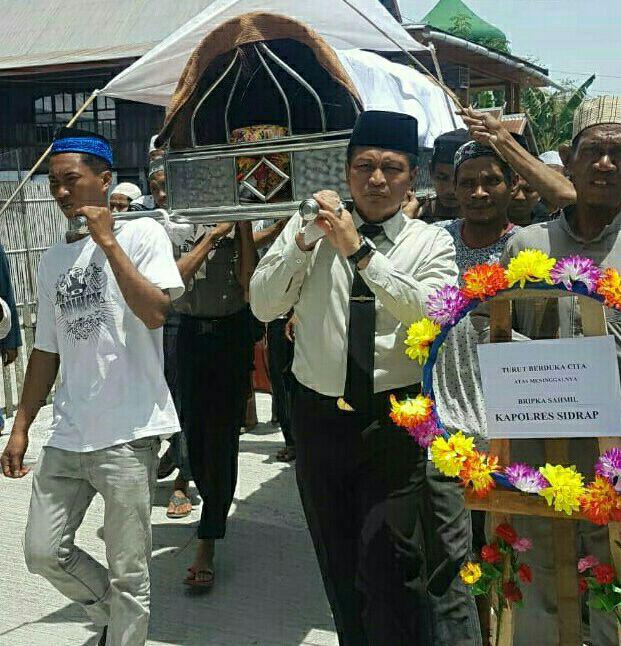 Luar Biasa, Aksi Kapolres Sidrap Turut Gotong Jenazah Personilnya