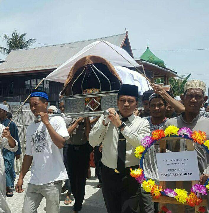 Luar Biasa, Aksi Kapolres Sidrap Turut Gotong Jenazah Personilnya