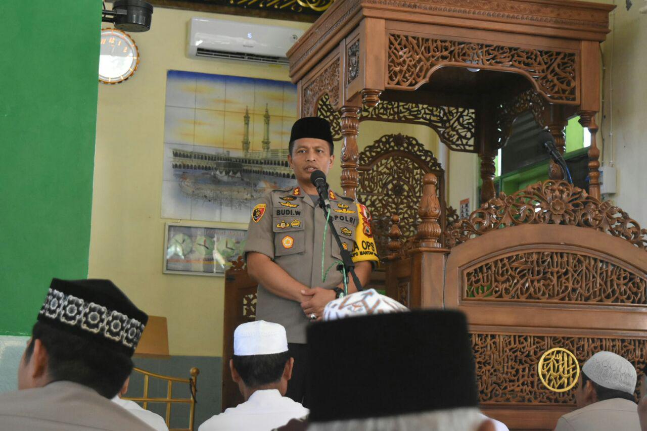 Shalat Jumat Bareng Warga, Kapolres Sidrap Titip Pesan Kamtibmas