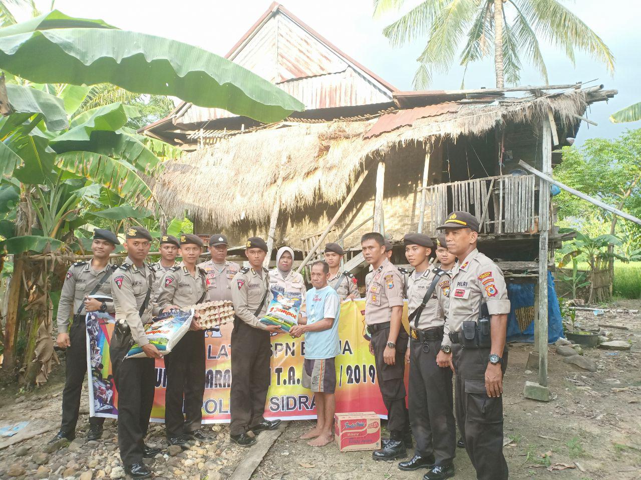 Patut Ditiru, Siswa Latja di Polres Sidrap Bantu Warga Kurang Mampu