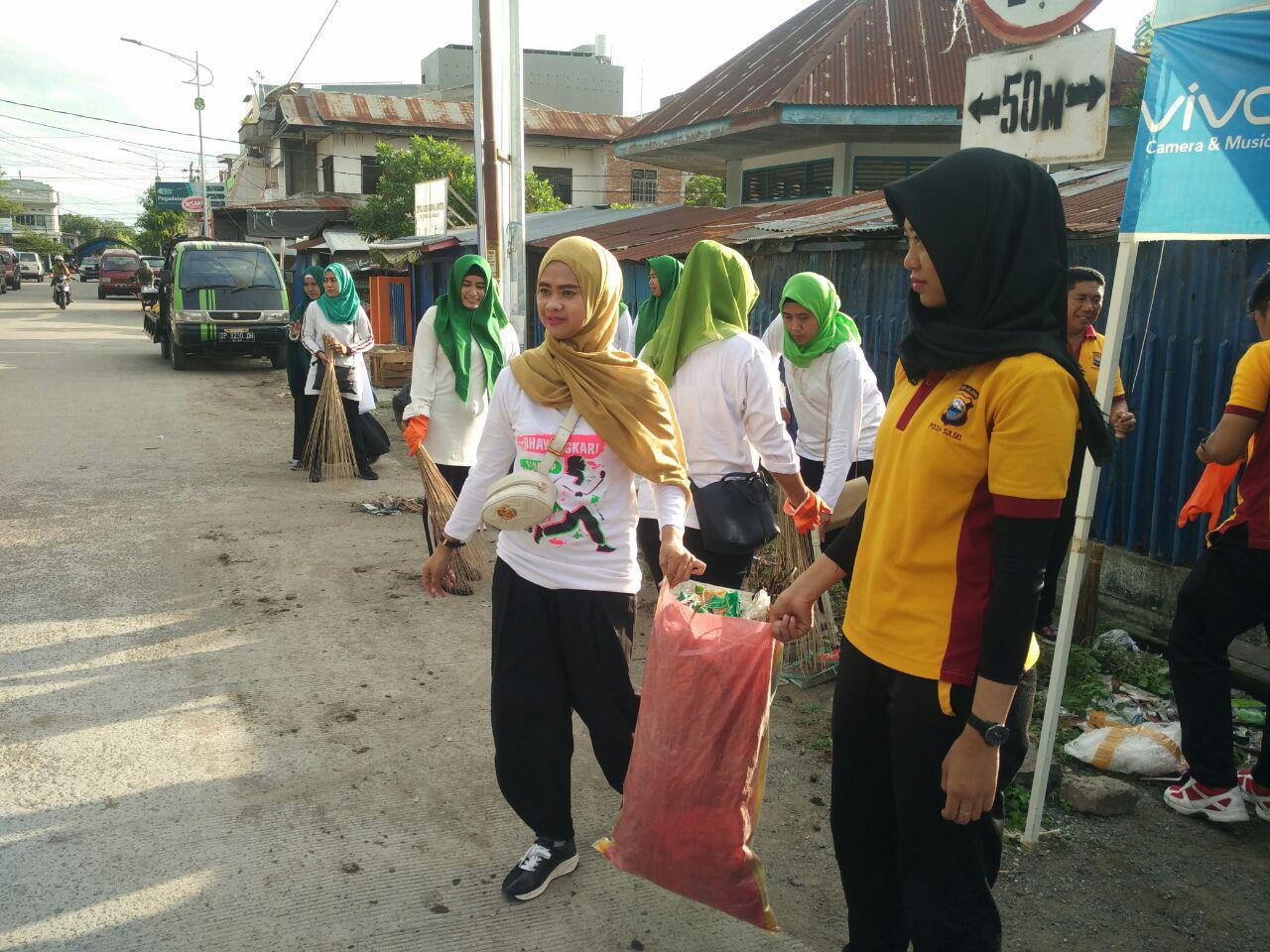 Hari Peduli Sampah 2019, Polisi dan Bhayangkari Sidrap Pungut Sampah di Terminal