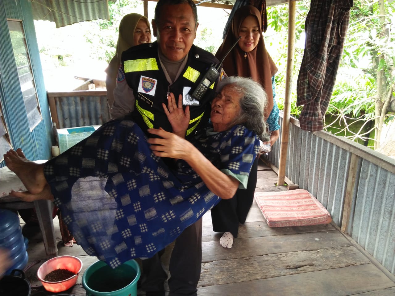 Tengok Aksi Heroik Bhabinkamtibmas Polres Pangkep Gendong Nenek Buta ke Puskesmas 