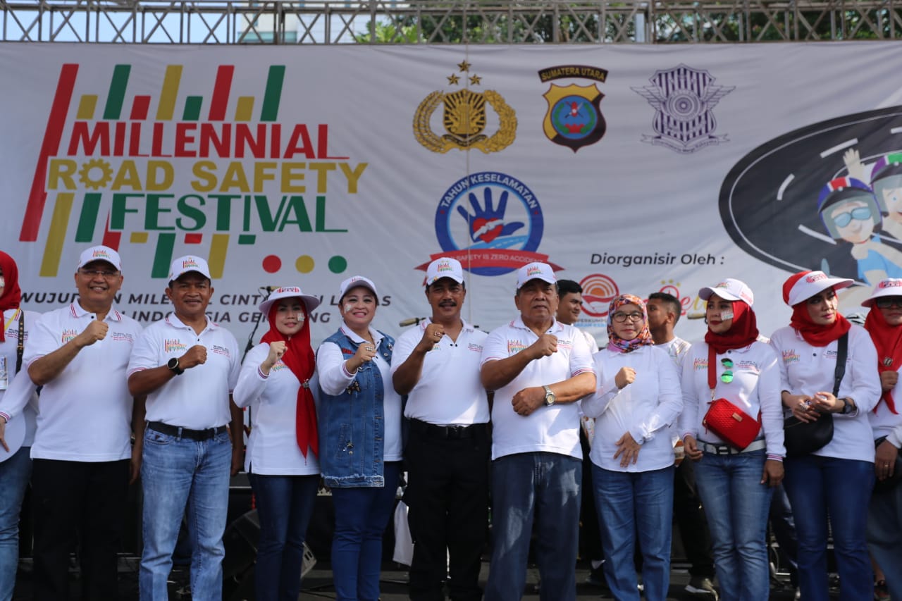 Kapolda Sumut Bersama Ribuan Masyarakat Sumut Meriahkan Millennial Road Safety Festival Dilapangan Benteng Medan