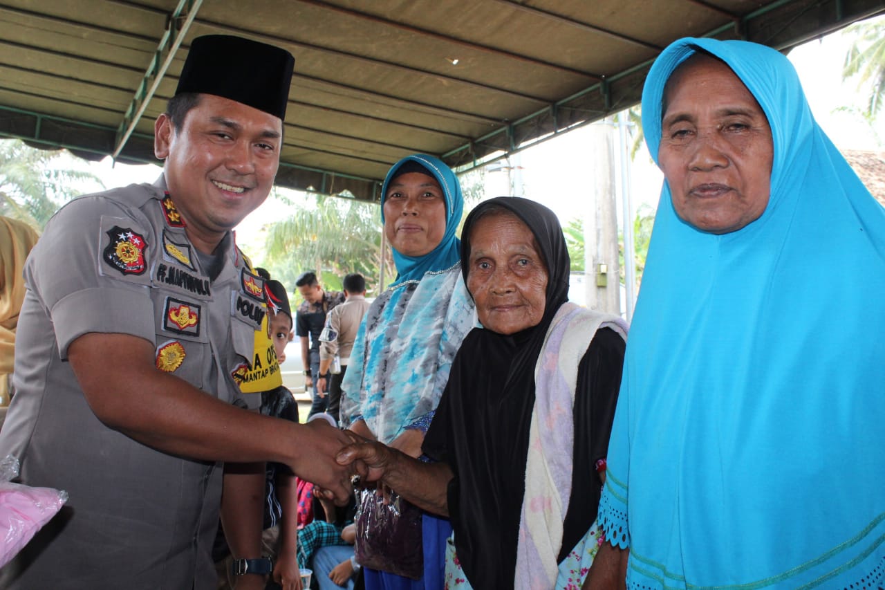 Jumat Barokah, Kapolres Asahan Berbagi Sembako Kepada Warga Sidodadi