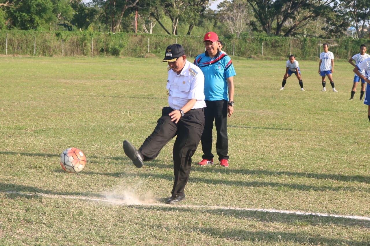 Liga Tarkam Sepak Bola di Lapangan Andi Ninnong Resmi Dibuka Bupati Wajo