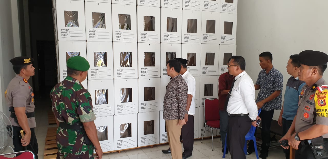 Bersama Forkopimda Pangkep, Kapolres Turun Mengecek Logistik Pemilu di Gudang KPU