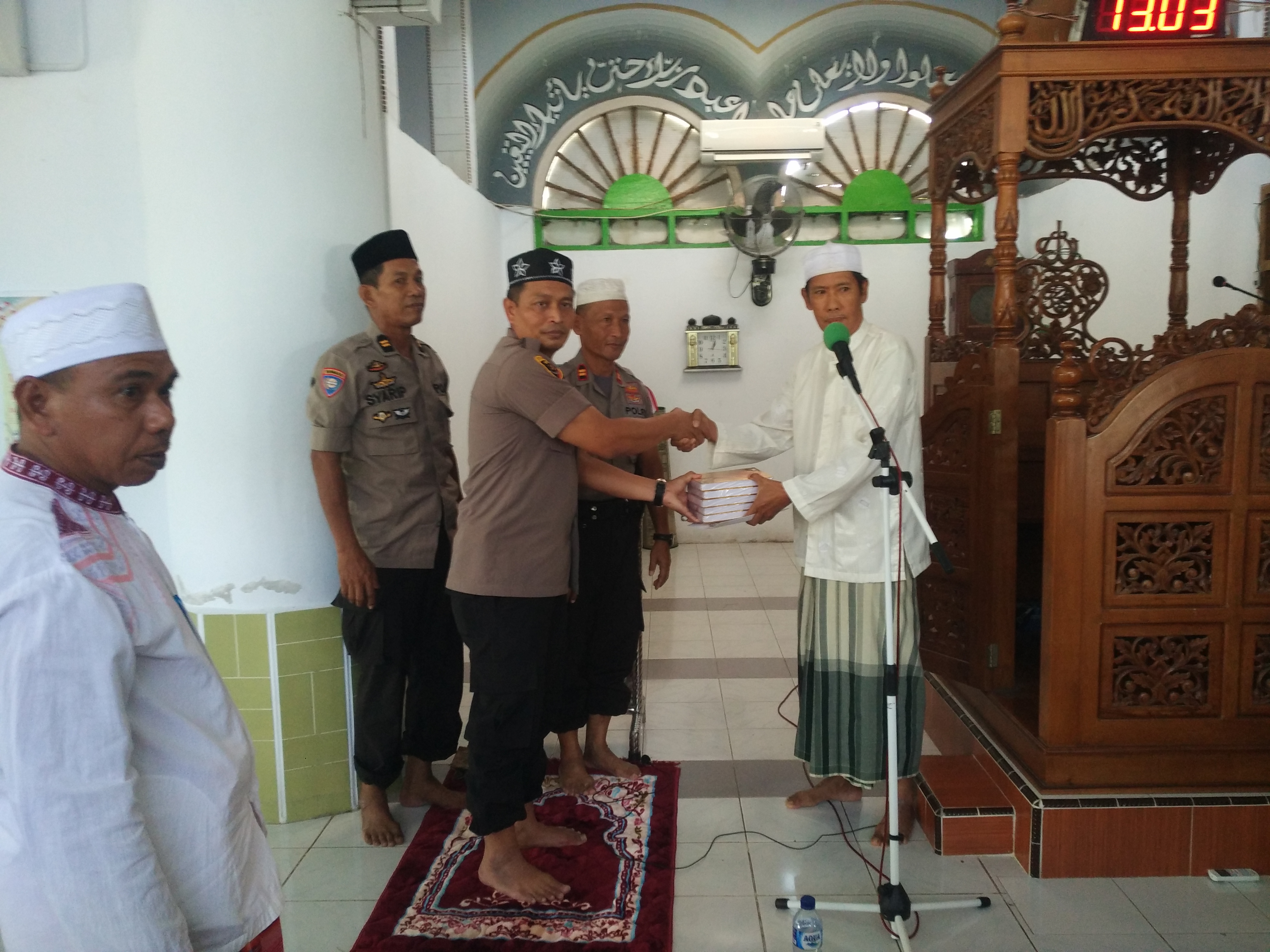 Makmurkan Masjid, Kapolres Sidrap Serahkan Sarana Kontak