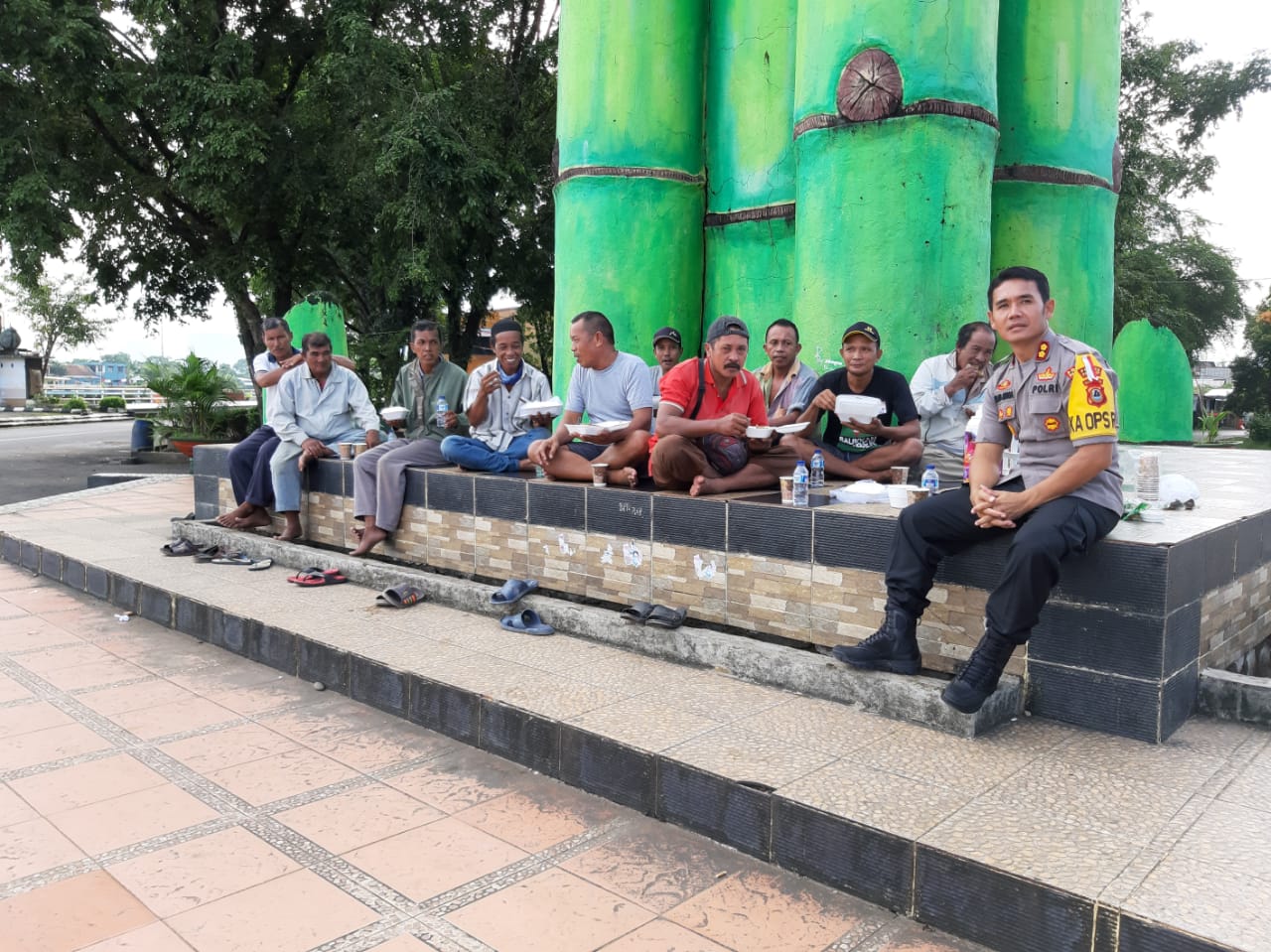 Kapolres Pangkep Makan dan Ngopi Bareng Bersama Para Tukang Bentor di Pelataran Tugu Bambu Runcing