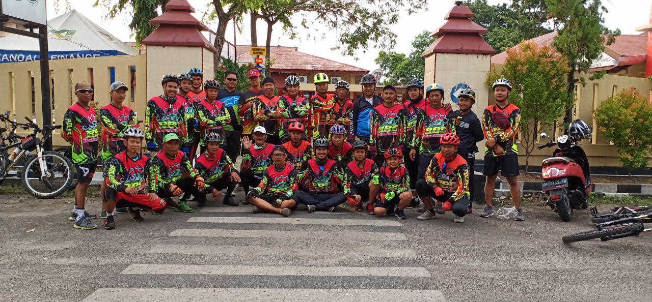 Gowes Cara Kapolres Sidrap Jalin Silaturrahim Bersama Warga