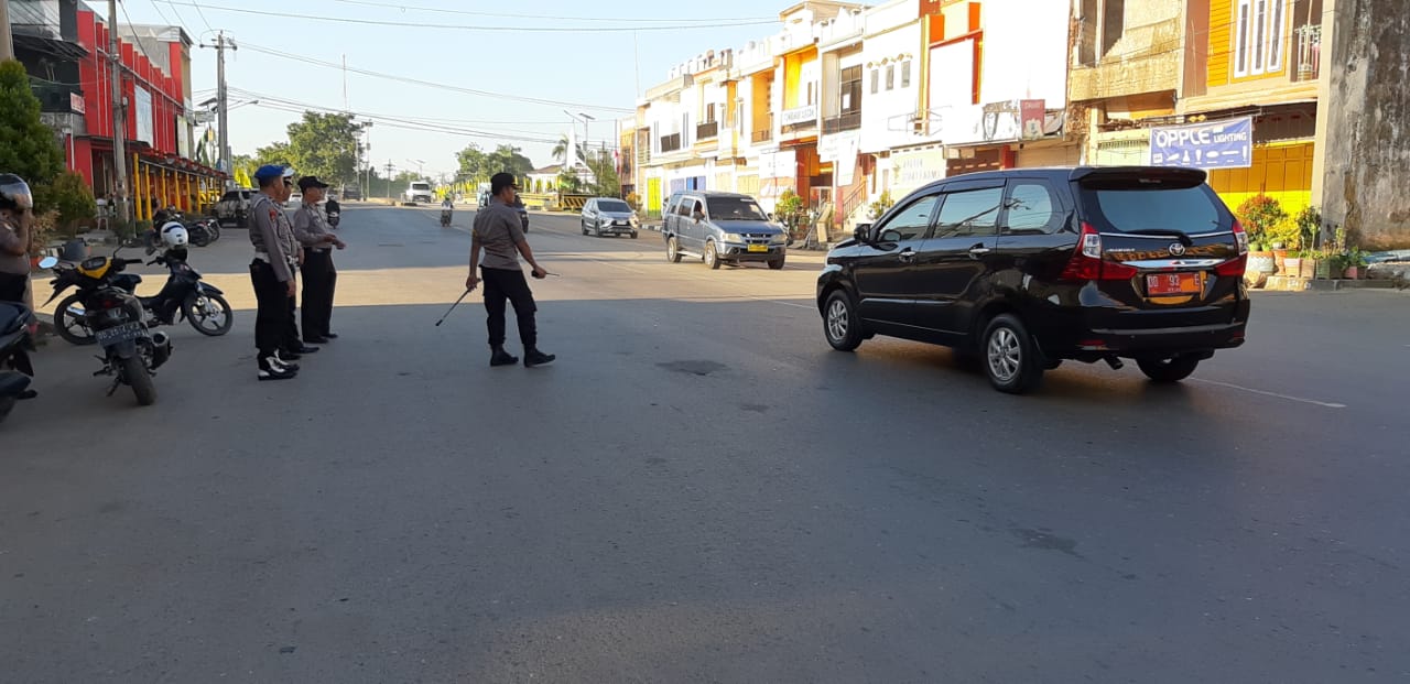 Tak Ingin Jalur Poros Macet. Kapolres Pangkep Terjun Langsung Mengatur Arus Lalin