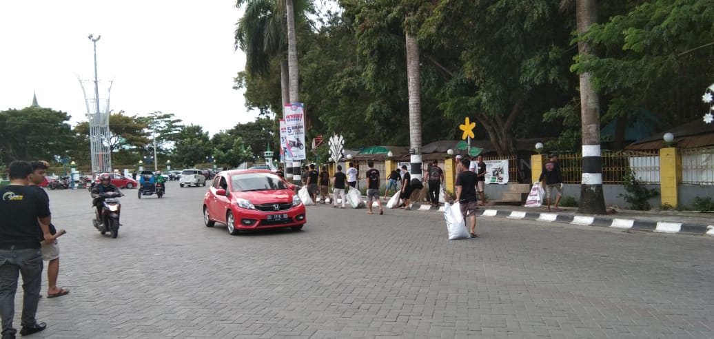 Peduli Lingkungan, Tiga Komunitas Automotif di Sidrap Gelar Baksos Bersih-bersih Taman Kota