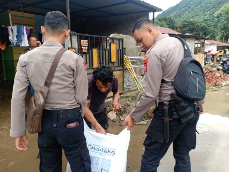 Bantu Korban Banjir, Satuan Sabhara Polres Enrekang Bagikan Nasi Bungku