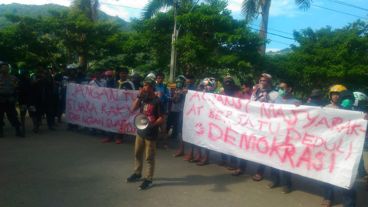 Tuntut Perhitungan Suara Ulang, Massa Bentrok dengan Polisi di Kantor KPU