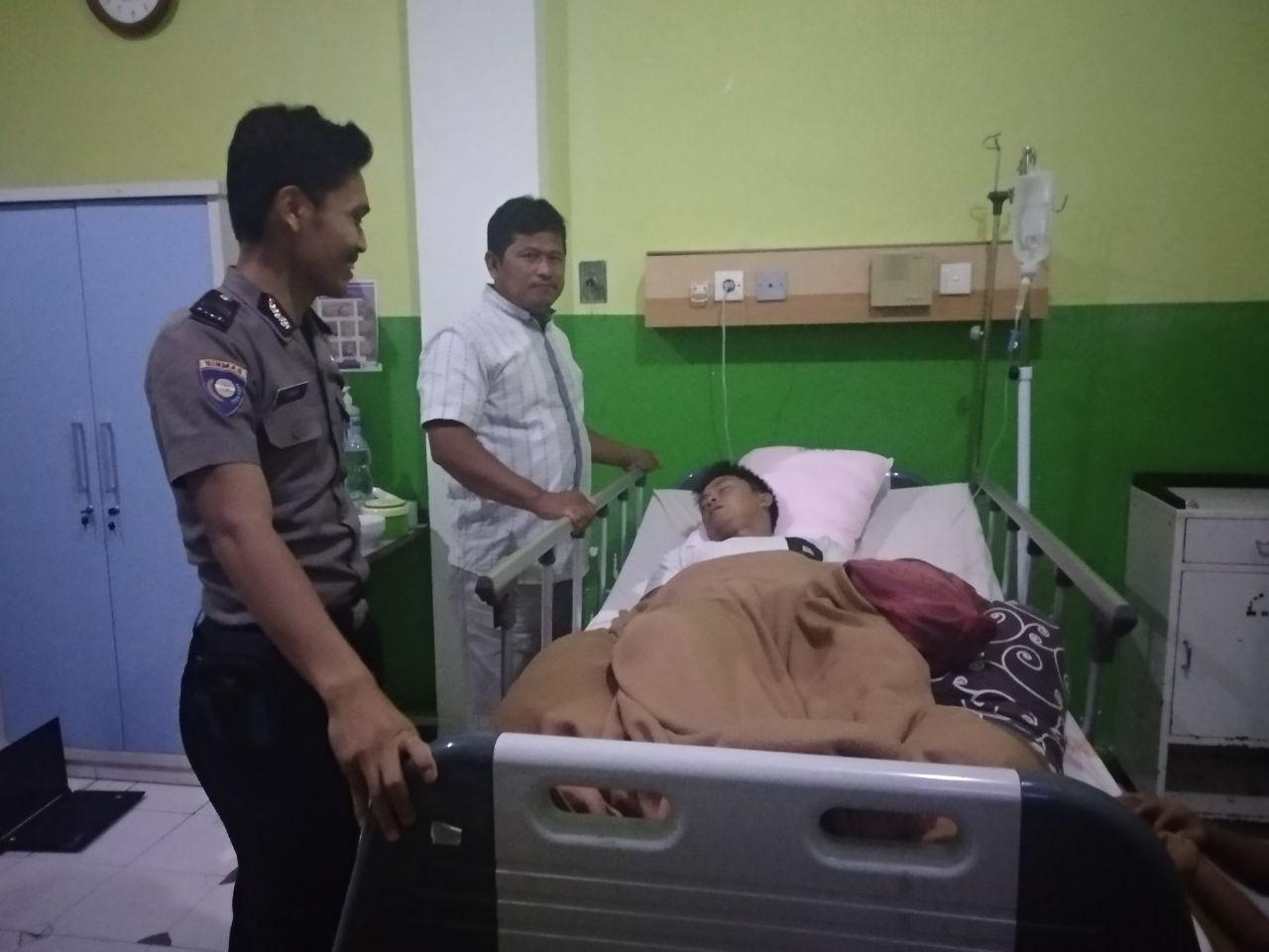 Bhabinkamtibmas Peduli Polsek Enrekang Menjenguk Warganya yang Sakit