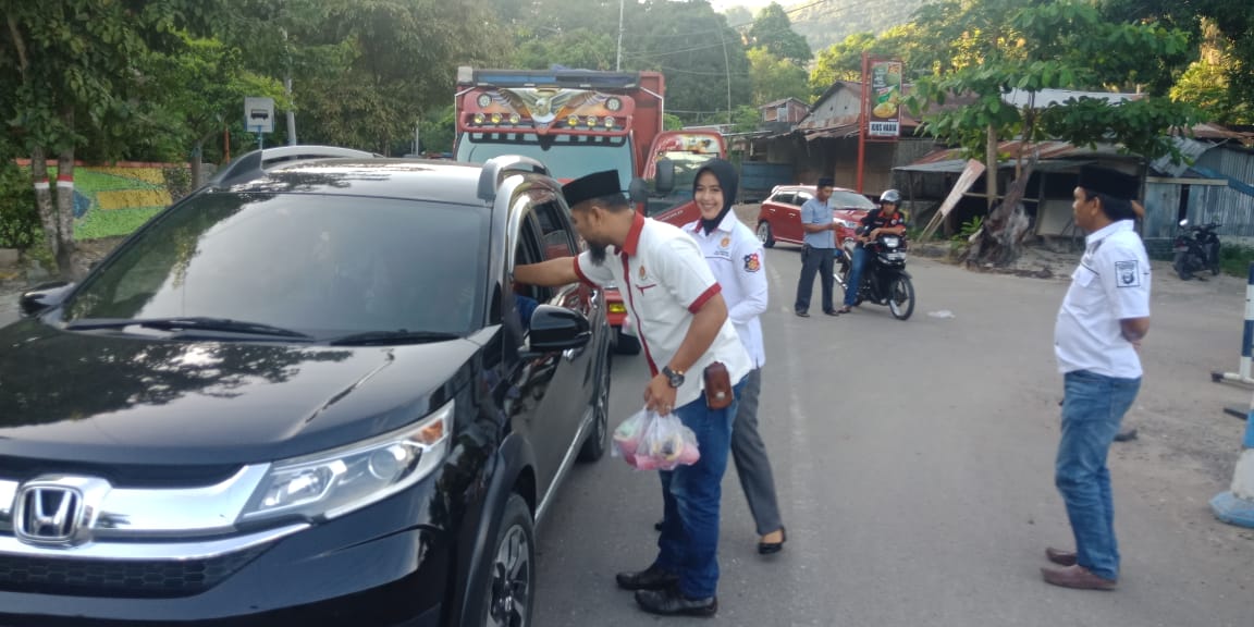 Satuan Reskrim Polres Enrekang Turun Bagi Ta’jil Kepada Pengendara di Jalan