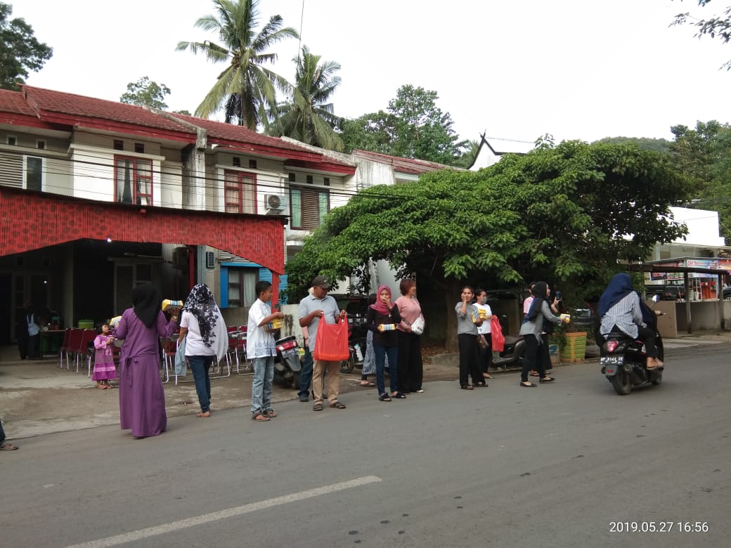 Kesbangpol Enrekang Bagi-Bagi Takjil di Jalan Raya