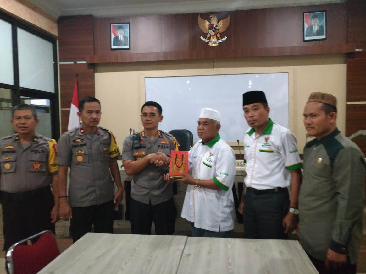 Kapolres Pangkep Menyerahkan Zakat Fitrah Anggotanya pada Baznas