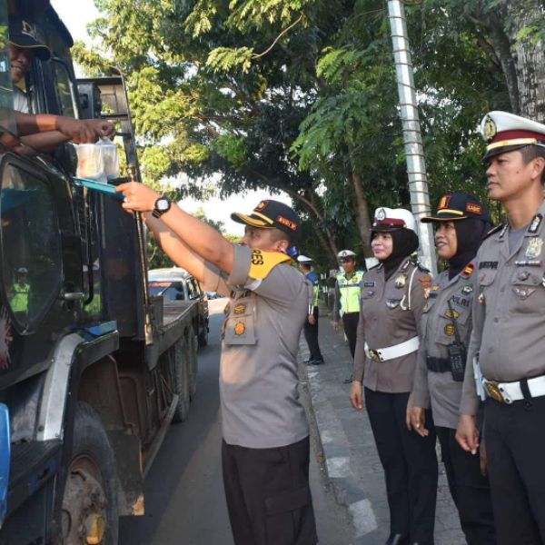 Hebat, Bukan Istirahat Kapolres Sidrap Justru Pilih Bagi-Bagi Takjil